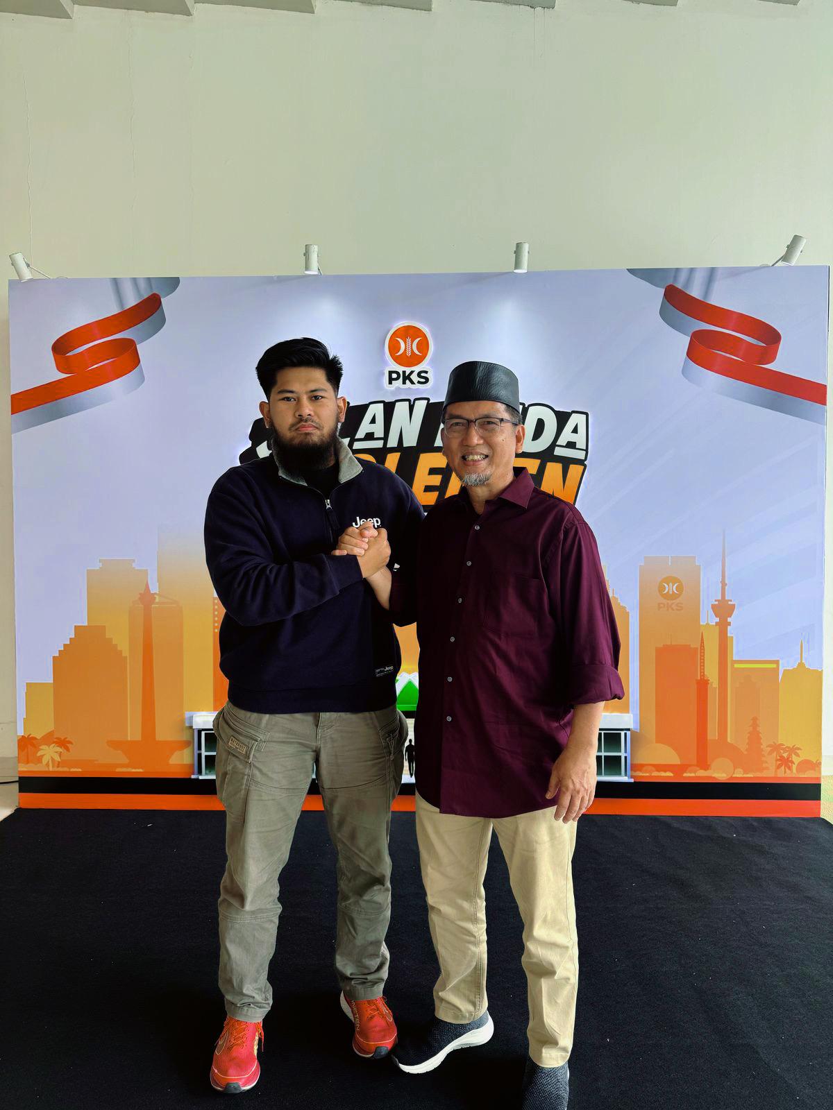 With PKS President Dr. H. Al Muzzammil Yusuf, M.Si at the Jalan Muda Parlemen 2025 closing ceremony